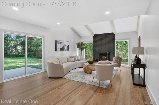2141 Hickory Leaf Court N, Rochester Hills, MI 48309