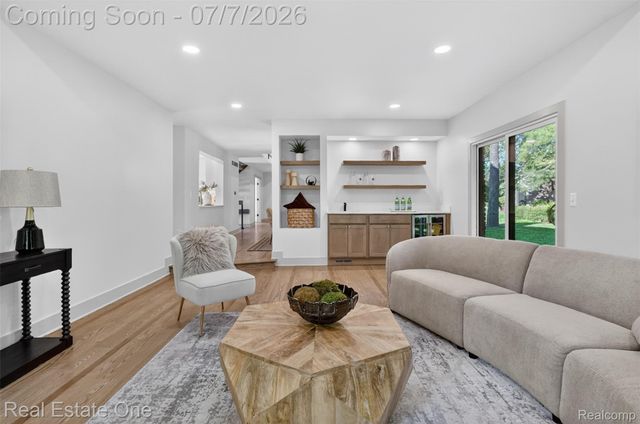 2141 Hickory Leaf Court N, Rochester Hills, MI 48309