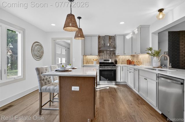 2141 Hickory Leaf Court N, Rochester Hills, MI 48309