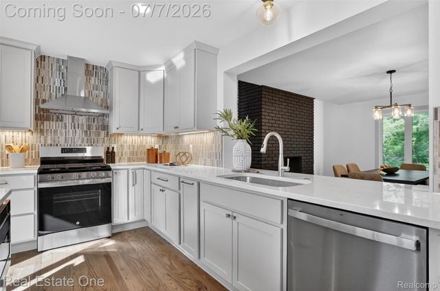 2141 Hickory Leaf Court N, Rochester Hills, MI 48309