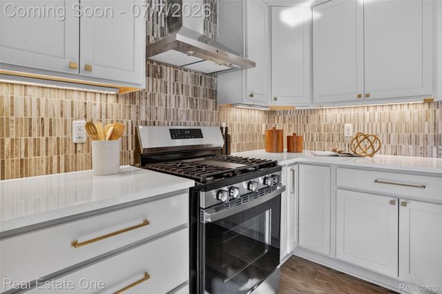 2141 Hickory Leaf Court N, Rochester Hills, MI 48309