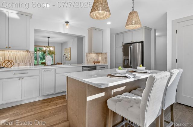 2141 Hickory Leaf Court N, Rochester Hills, MI 48309
