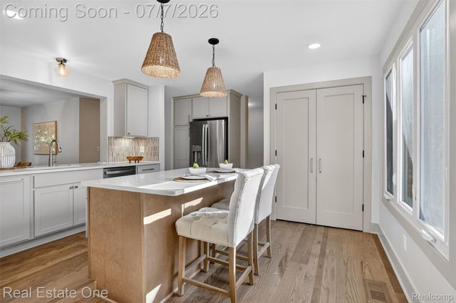2141 Hickory Leaf Court N, Rochester Hills, MI 48309