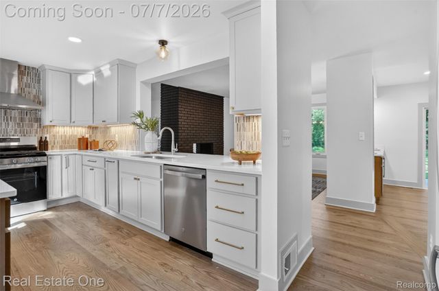 2141 Hickory Leaf Court N, Rochester Hills, MI 48309