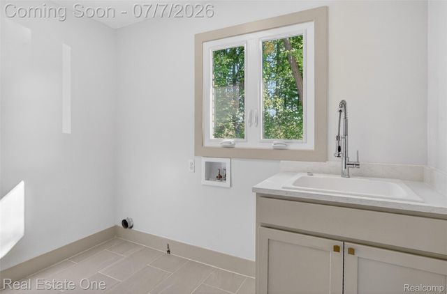 2141 Hickory Leaf Court N, Rochester Hills, MI 48309