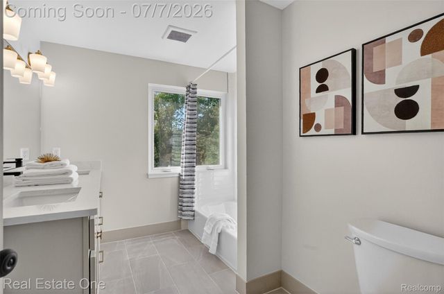 2141 Hickory Leaf Court N, Rochester Hills, MI 48309