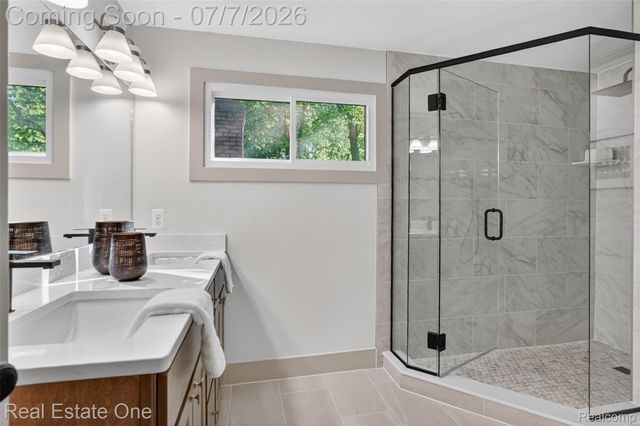 2141 Hickory Leaf Court N, Rochester Hills, MI 48309