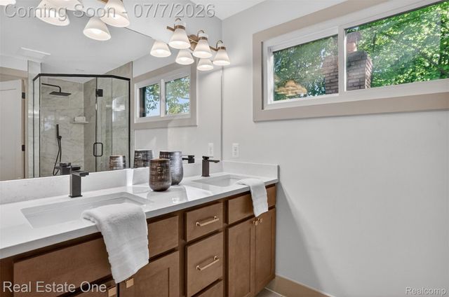 2141 Hickory Leaf Court N, Rochester Hills, MI 48309
