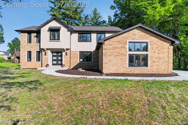 2141 Hickory Leaf Court N, Rochester Hills, MI 48309