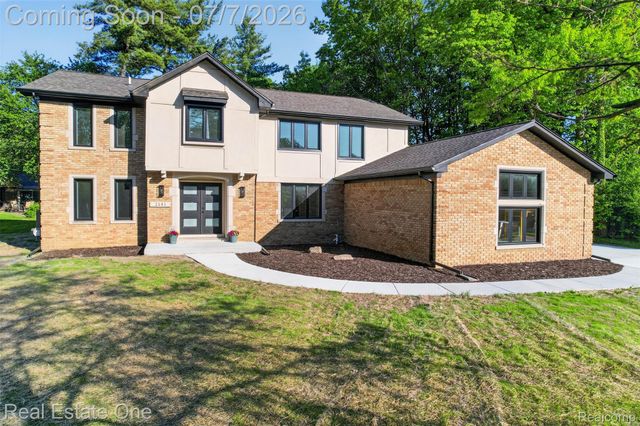 2141 Hickory Leaf Court N, Rochester Hills, MI 48309