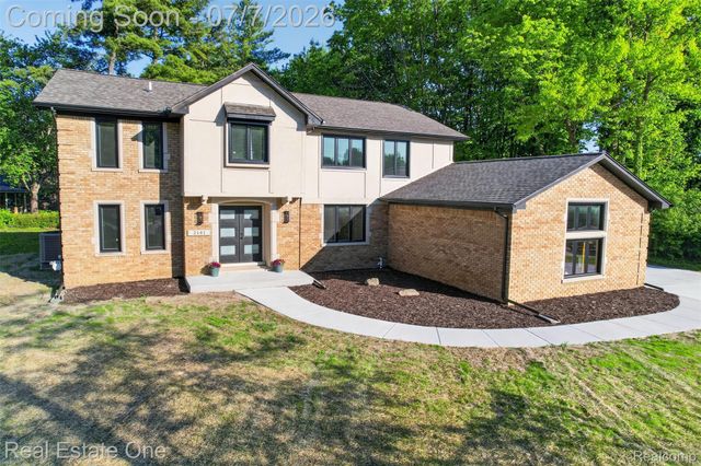 2141 Hickory Leaf Court N, Rochester Hills, MI 48309
