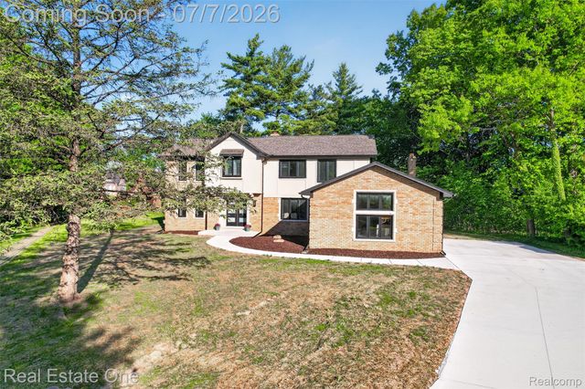 2141 Hickory Leaf Court N, Rochester Hills, MI 48309