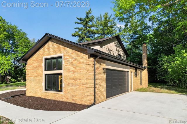 2141 Hickory Leaf Court N, Rochester Hills, MI 48309