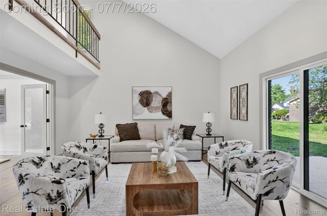 2141 Hickory Leaf Court N, Rochester Hills, MI 48309