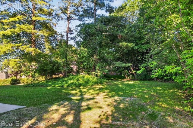 2141 Hickory Leaf Court N, Rochester Hills, MI 48309