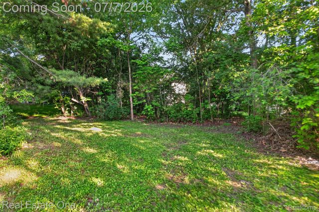 2141 Hickory Leaf Court N, Rochester Hills, MI 48309