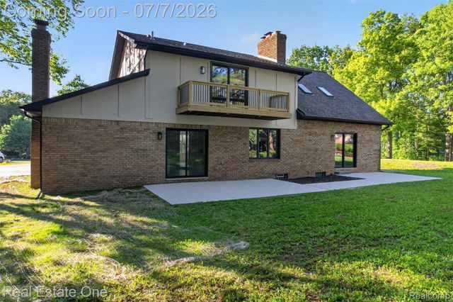 2141 Hickory Leaf Court N, Rochester Hills, MI 48309