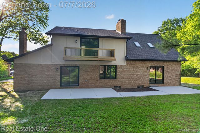 2141 Hickory Leaf Court N, Rochester Hills, MI 48309