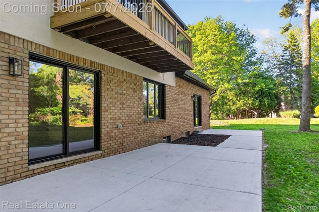 2141 Hickory Leaf Court N, Rochester Hills, MI 48309