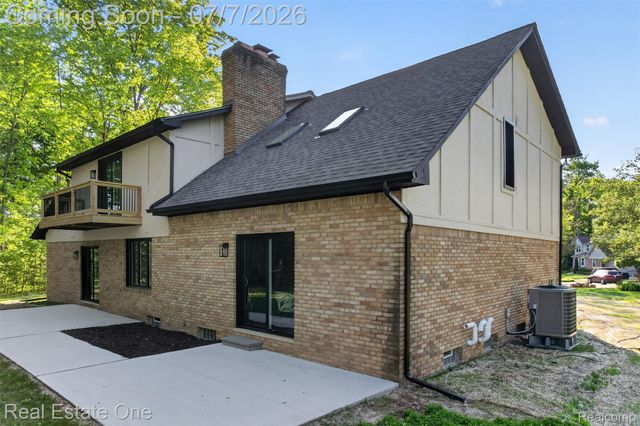2141 Hickory Leaf Court N, Rochester Hills, MI 48309