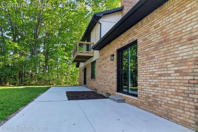 2141 Hickory Leaf Court N, Rochester Hills, MI 48309