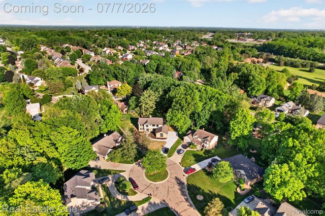 2141 Hickory Leaf Court N, Rochester Hills, MI 48309