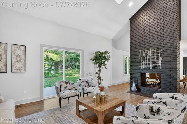 2141 Hickory Leaf Court N, Rochester Hills, MI 48309