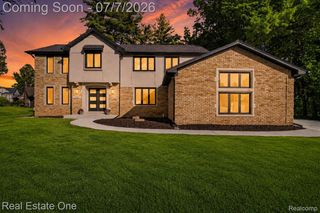 2141 Hickory Leaf Court N, Rochester Hills, MI 48309