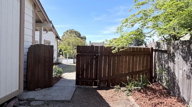 1775 Northstar Dr, Petaluma, CA 94954