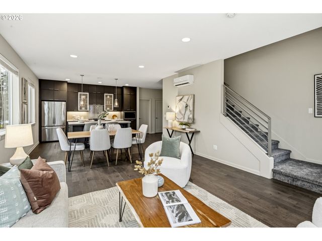 2232 N HOLMAN St, Portland, OR 97217