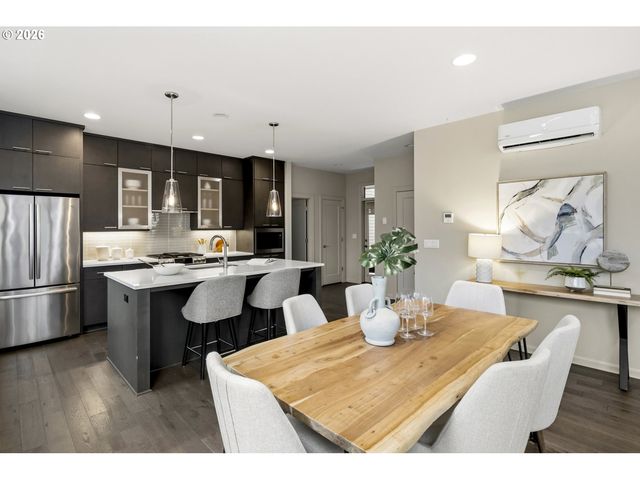 2232 N HOLMAN St, Portland, OR 97217