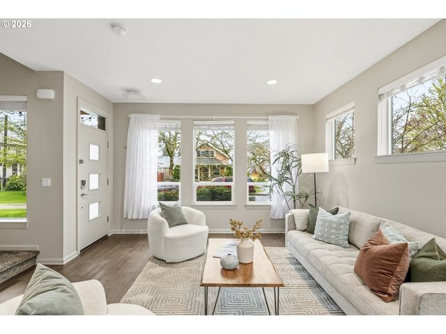 2232 N HOLMAN St, Portland, OR 97217