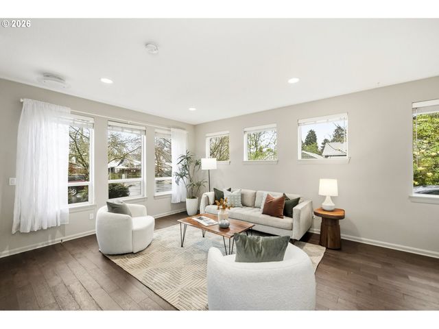 2232 N HOLMAN St, Portland, OR 97217