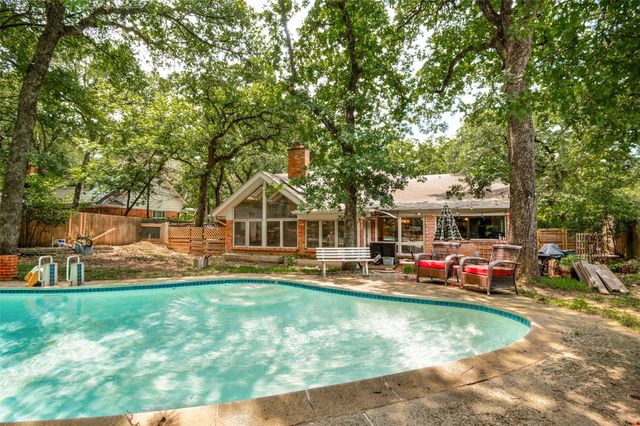 805 Live Oak Lane, Arlington, TX 76012
