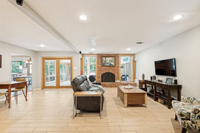 805 Live Oak Lane, Arlington, TX 76012