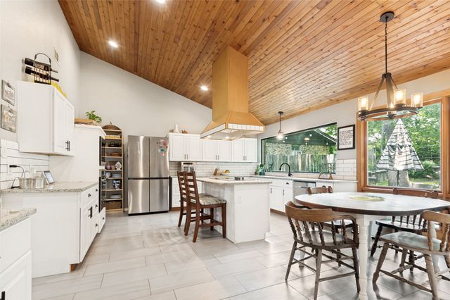 805 Live Oak Lane, Arlington, TX 76012