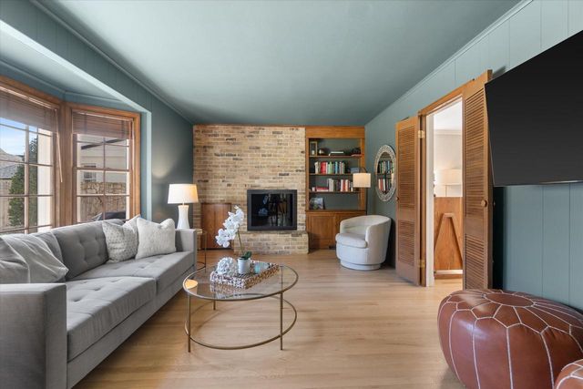 6060 Bay Ridge AVENUE, Whitefish Bay, WI 53217