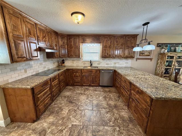 6214 1st Street, Danbury, TX 77534