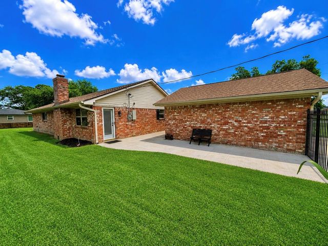 6214 1st Street, Danbury, TX 77534