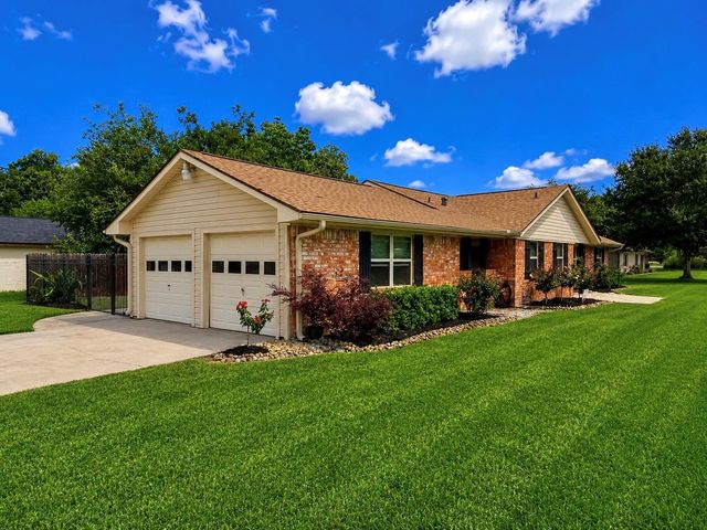 6214 1st Street, Danbury, TX 77534