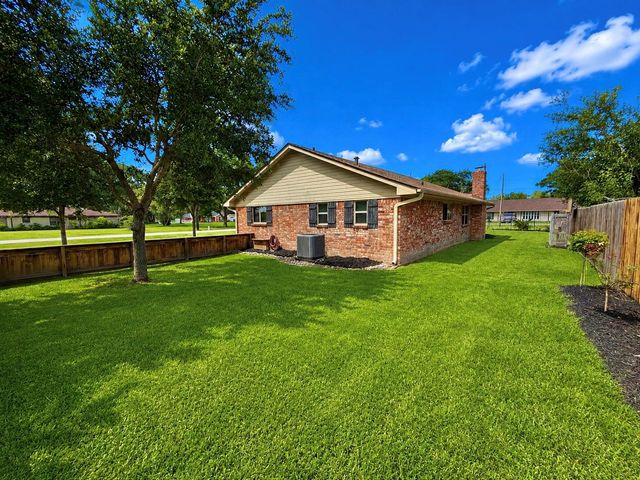 6214 1st Street, Danbury, TX 77534