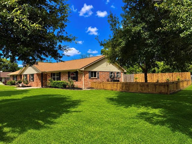 6214 1st Street, Danbury, TX 77534