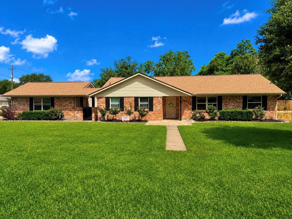 6214 1st Street, Danbury, TX 77534