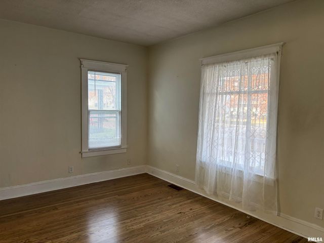 735 W DOUGLAS Avenue, Jacksonville, IL 62650