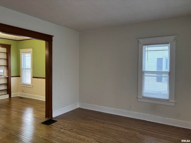 735 W DOUGLAS Avenue, Jacksonville, IL 62650