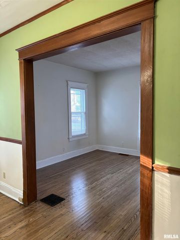 735 W DOUGLAS Avenue, Jacksonville, IL 62650