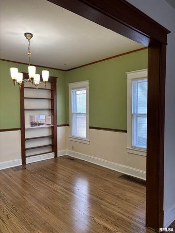 735 W DOUGLAS Avenue, Jacksonville, IL 62650