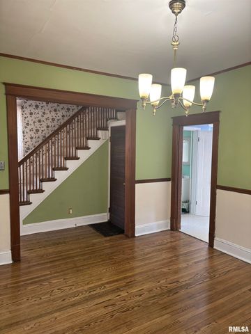 735 W DOUGLAS Avenue, Jacksonville, IL 62650