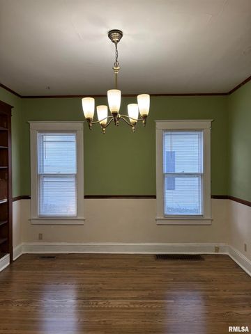 735 W DOUGLAS Avenue, Jacksonville, IL 62650