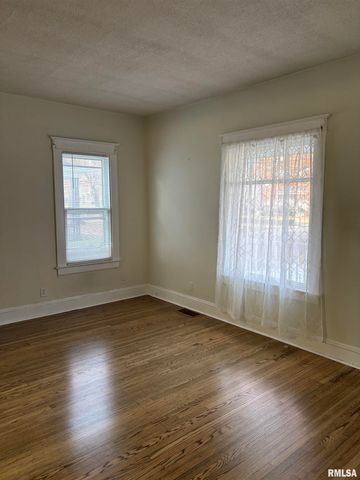 735 W DOUGLAS Avenue, Jacksonville, IL 62650